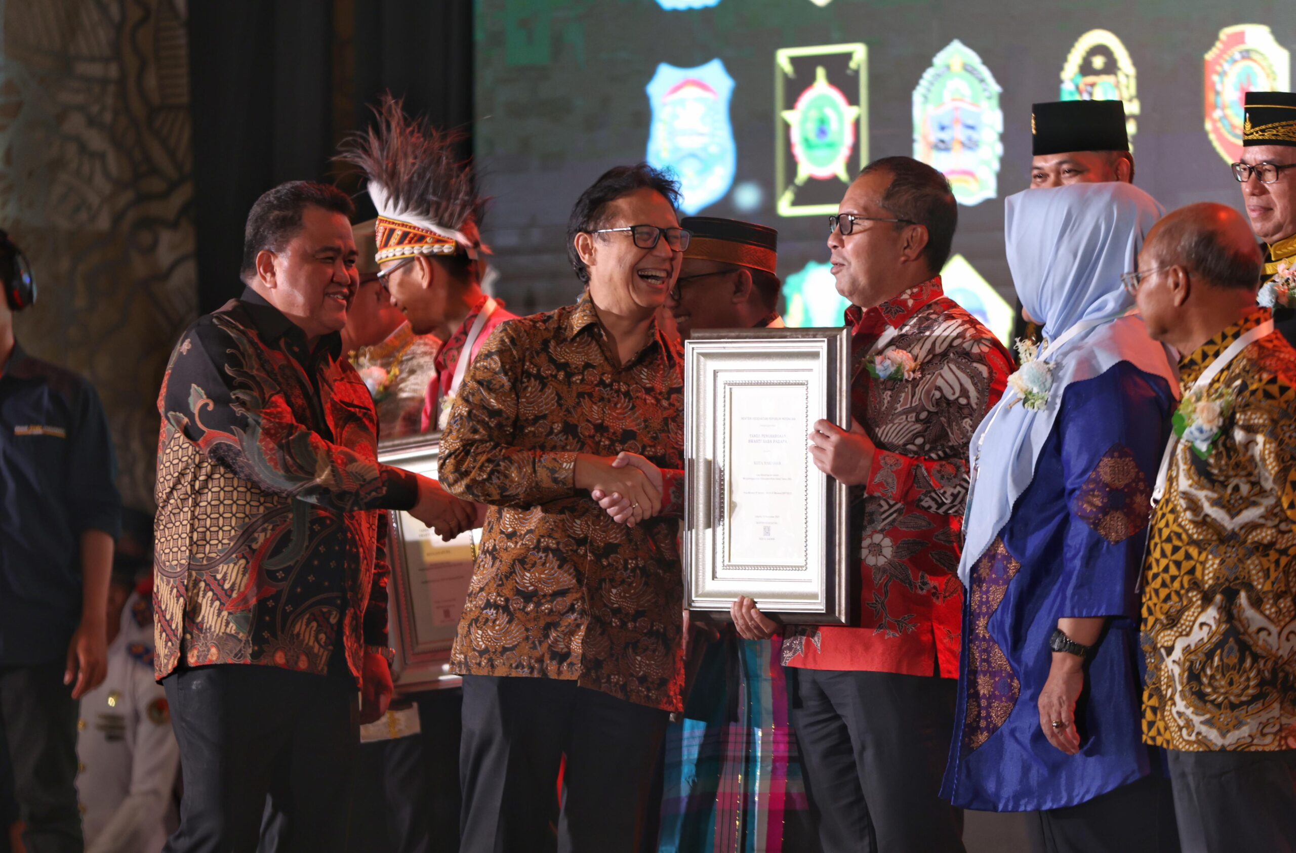 Walikota Danny Pomanto Terima Penghargaan Kota Sehat Kategori Padapa dari Menkes RI