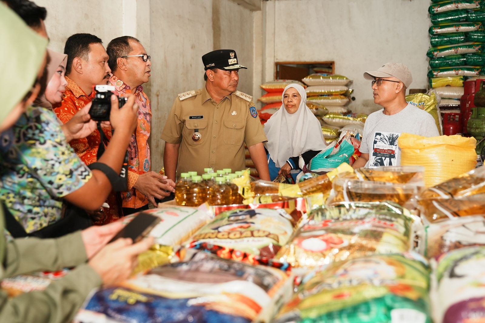 Operasi Pasar Jelang Natal dan Tahun Baru di Makassar, Pj Gubernur Bahtiar Kunjungi Pasar Toddopuli