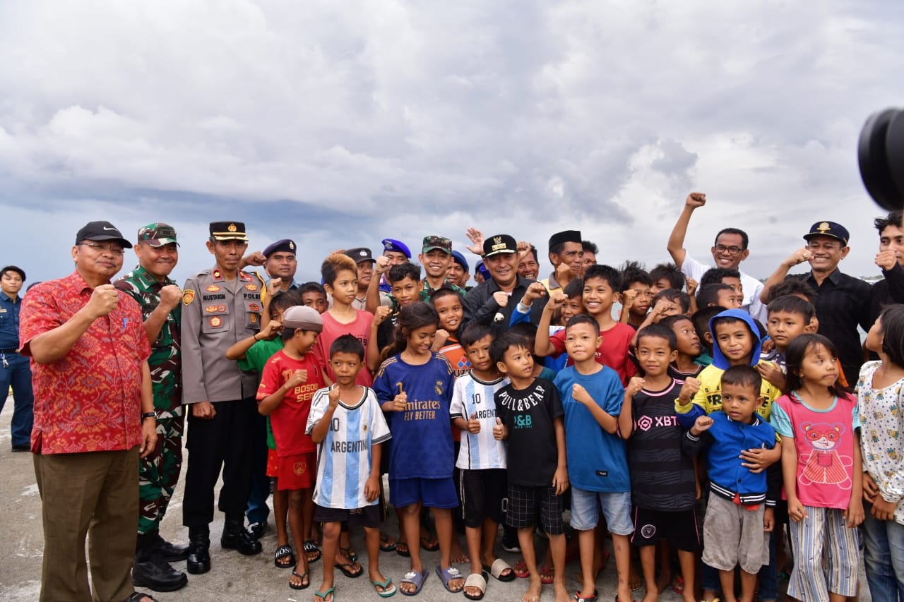 Bahtiar Baharuddin Semangati Anak Nelayan di Takalar untuk Jadi Pemimpin