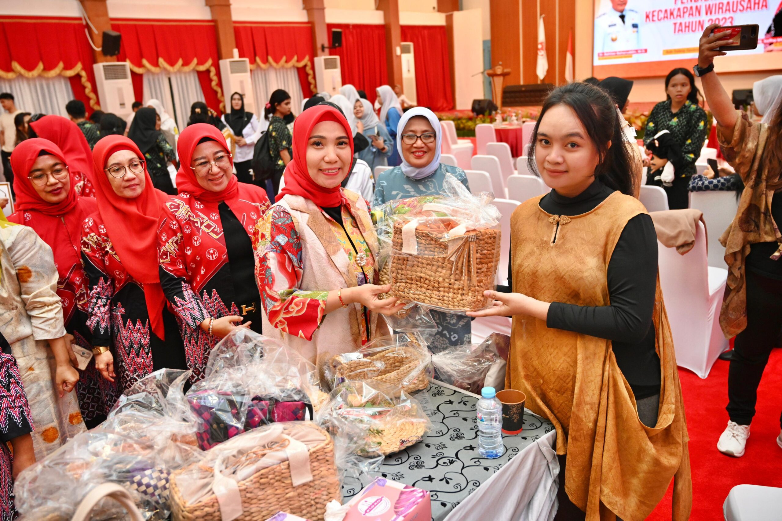 Tutup PKW Dekranasda, Sofha Marwah Bahtiar Gunakan Baju Berbahan Kain Ecoprint Karya Sendiri