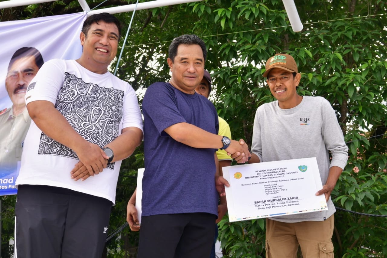 Jalan Sehat Bersama Warga Maros, Pj Gubernur Bahtiar Serahkan Bantuan Sembako dan Alsintan