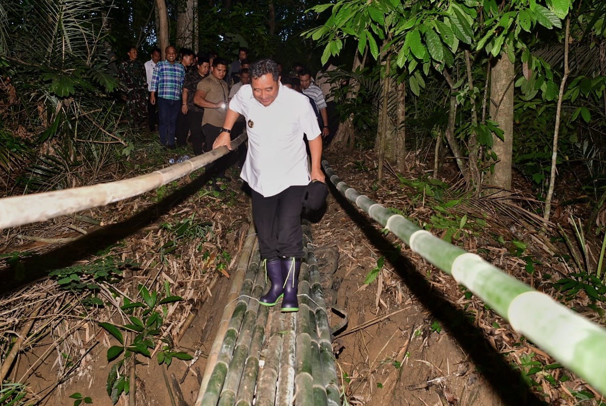 Perjuangan PJ Gubernur Gelakkan Pisang Cavendish Dari Desa ke Desa Hingga Jalan Kaki Lewati Titian Bambu