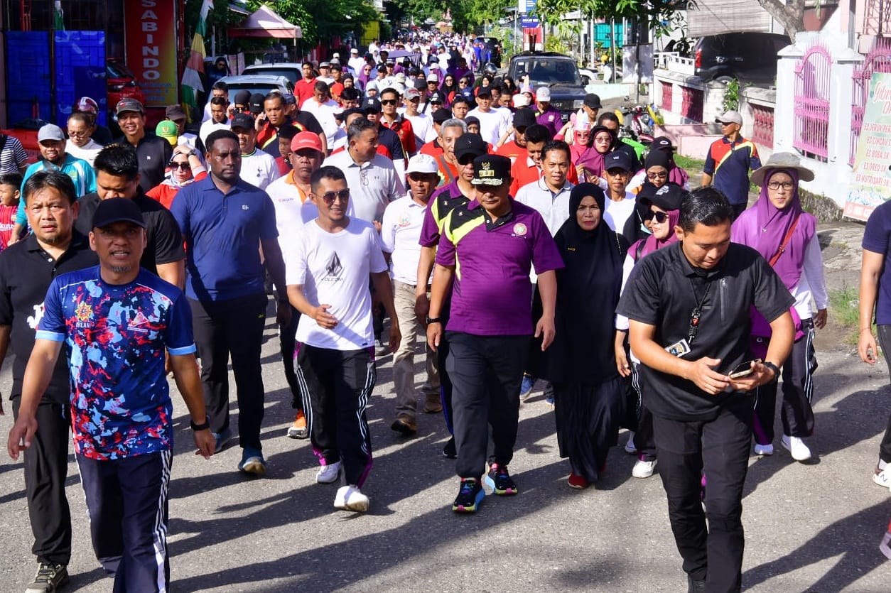 Jalan Sehat HUT PGRI, Ribuan Guru Antusias Sambut Pj Gubernur Bahtiar
