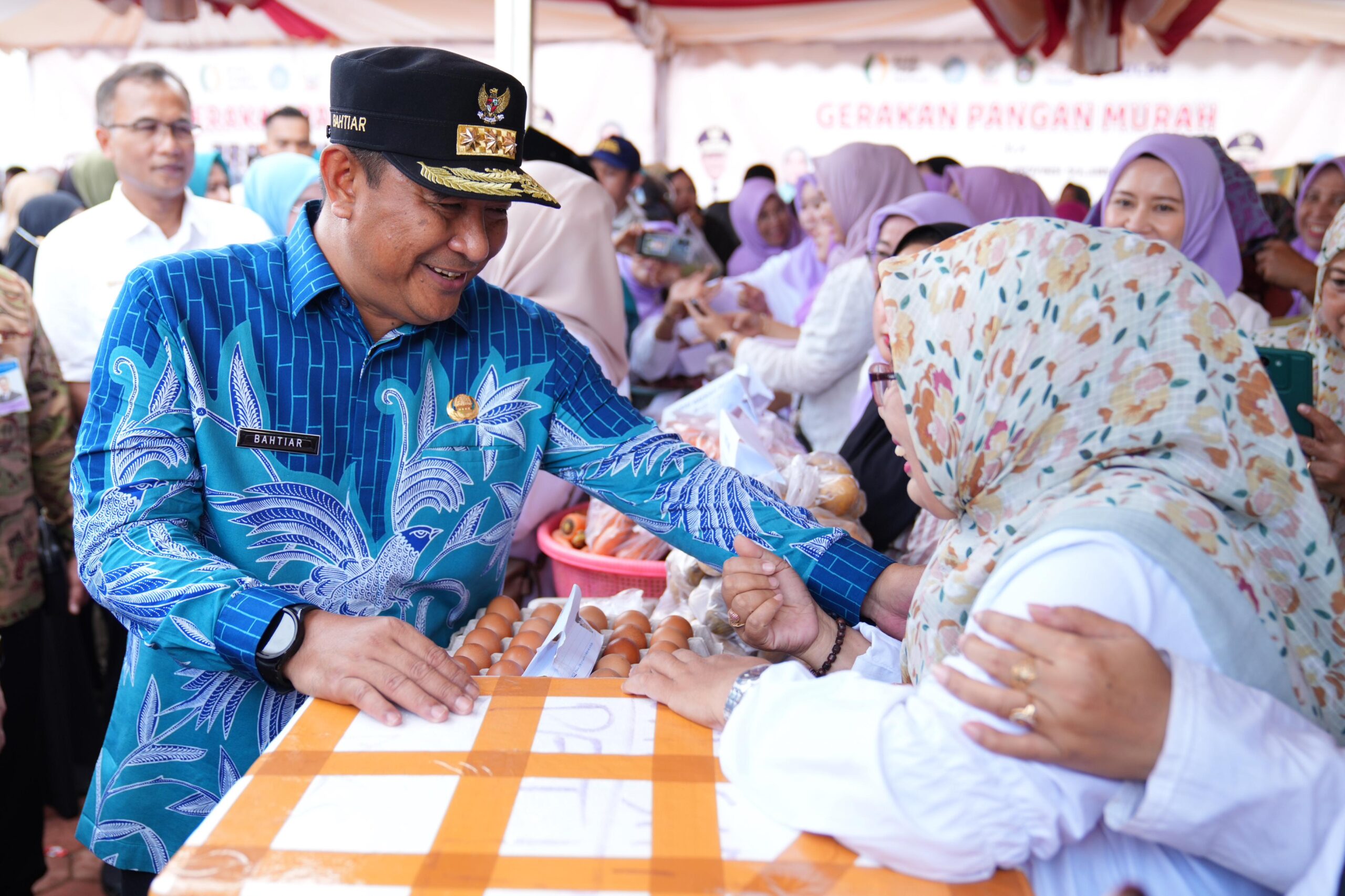 Pj Gubernur Sulsel Salurkan Bantuan Pangan Pemerintah Pusat untuk Warga Miskin di Takalar