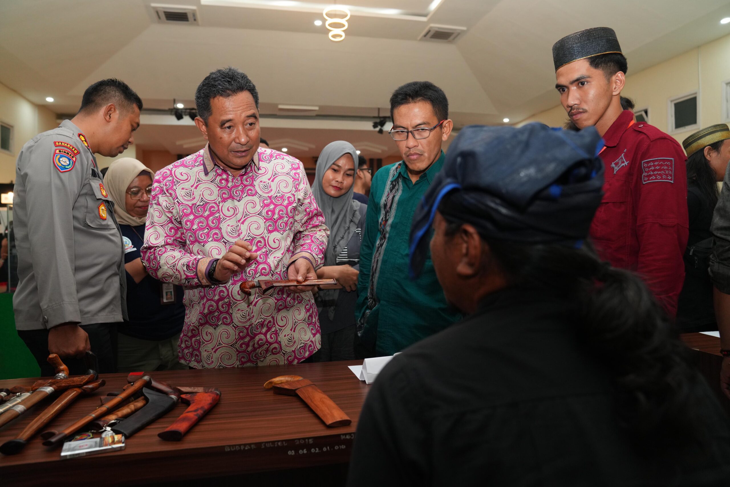 Pj Gubernur Bahtiar Serahkan Penghargaan ke Komunitas Bilah Pusaka, Yang Dilaksanakan di Gedung Mulo