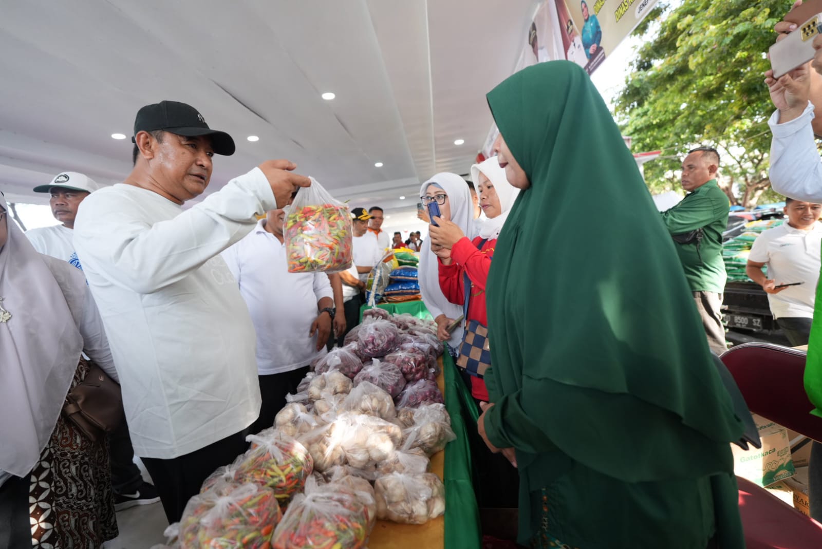 Pj Gubernur Sulsel Salurkan Bantuan Pangan Presiden Jokowi untuk Warga Kurang Mampu di Jeneponto
