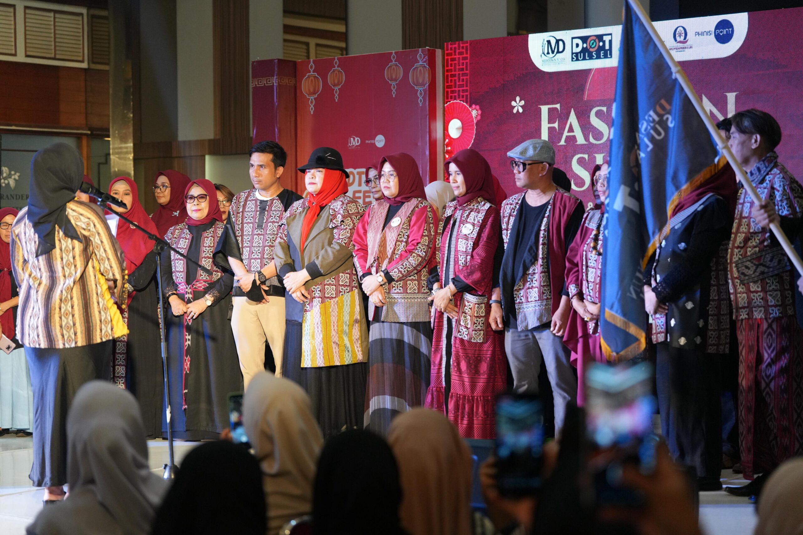 Sofha Marwah Bahtiar Lantik dan Kukuhkan Pengurus Komunitas Designer Olah Tenun Sulsel