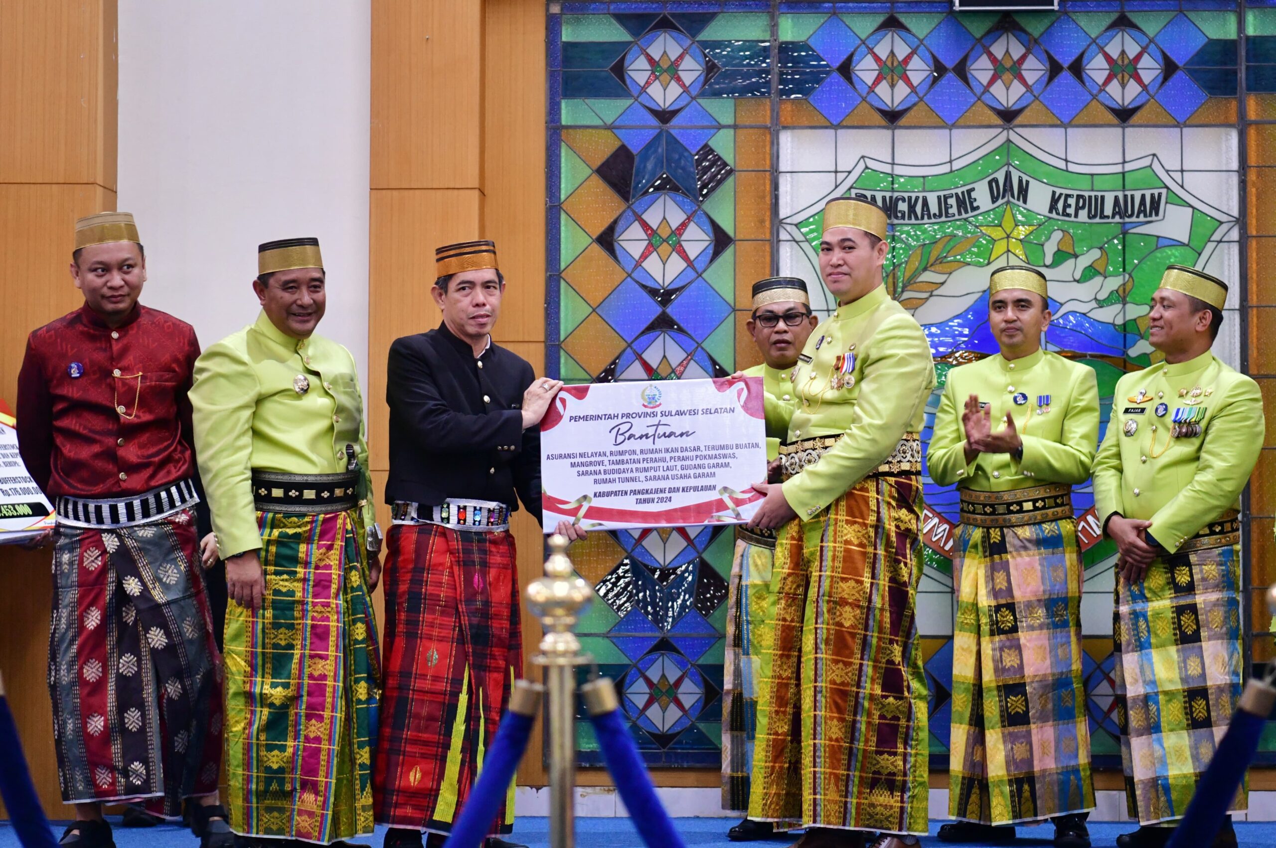 HUT Ke-64 Pangkajene Kepulauan, Pj Gubernur Sulsel Serahkan Bantuan dan Resmikan Proyek Pembangunan