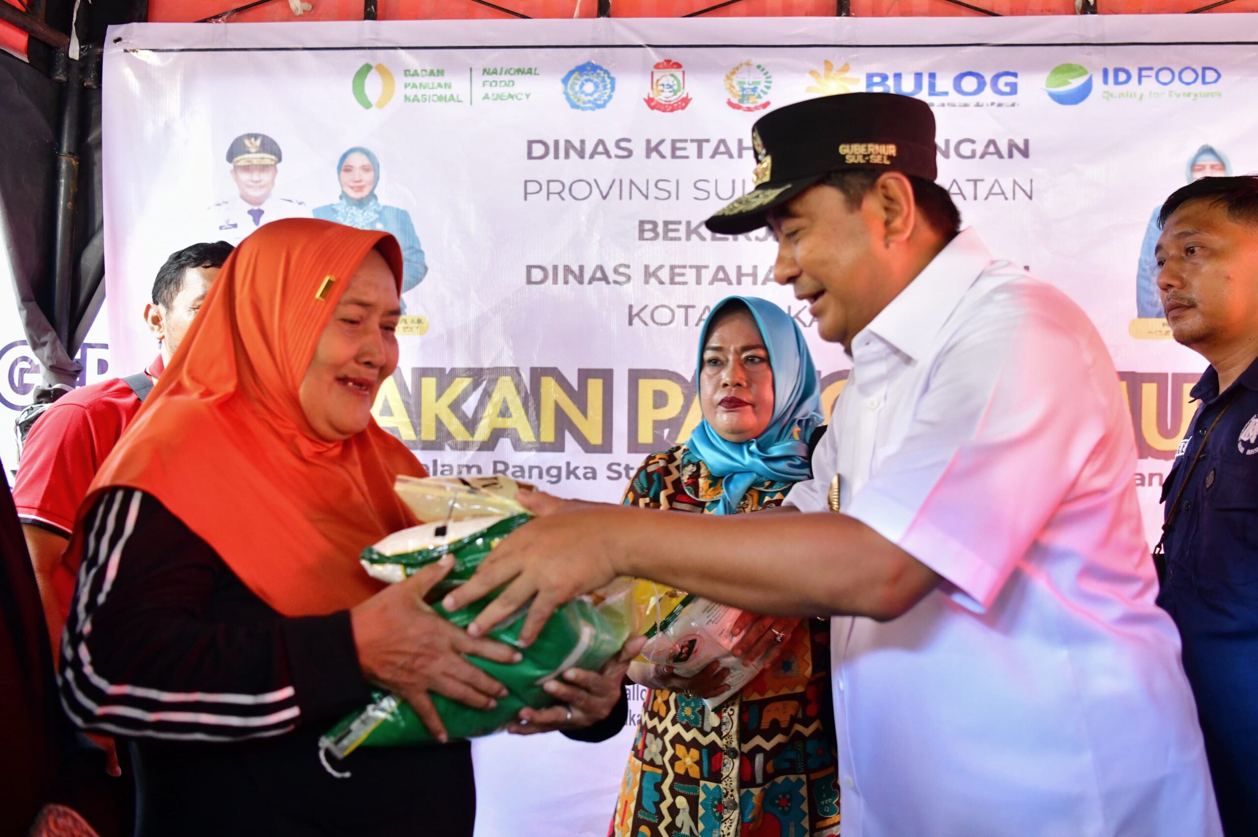 Buka Puasa di Lego-lego, Pj Gubernur Sulsel Bagikan Beras untuk Warga Kurang Mampu