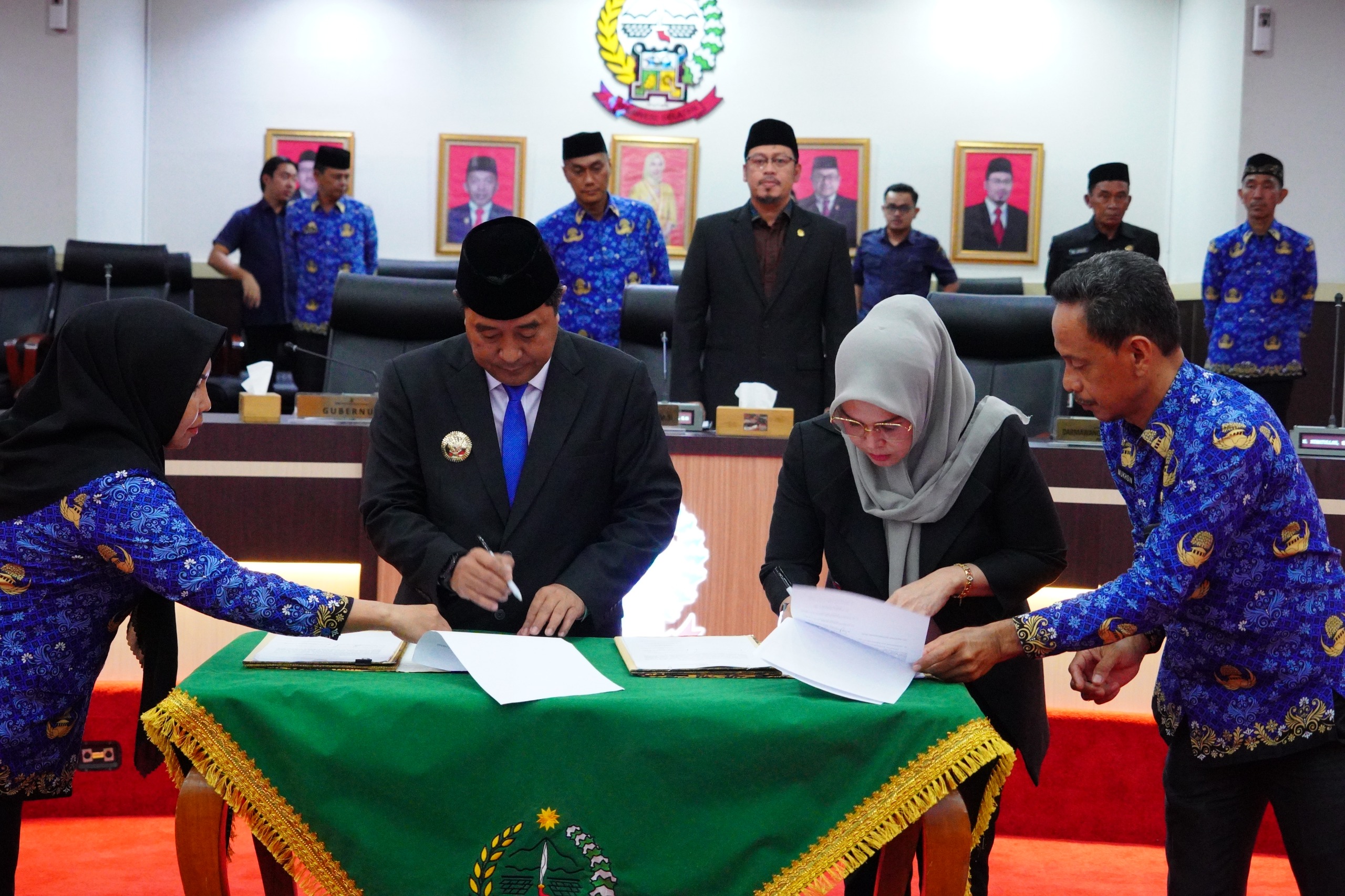 DPRD Sulsel Dan Gubernur sulsel Sahkan Empat Ranperda Menjadi Perda