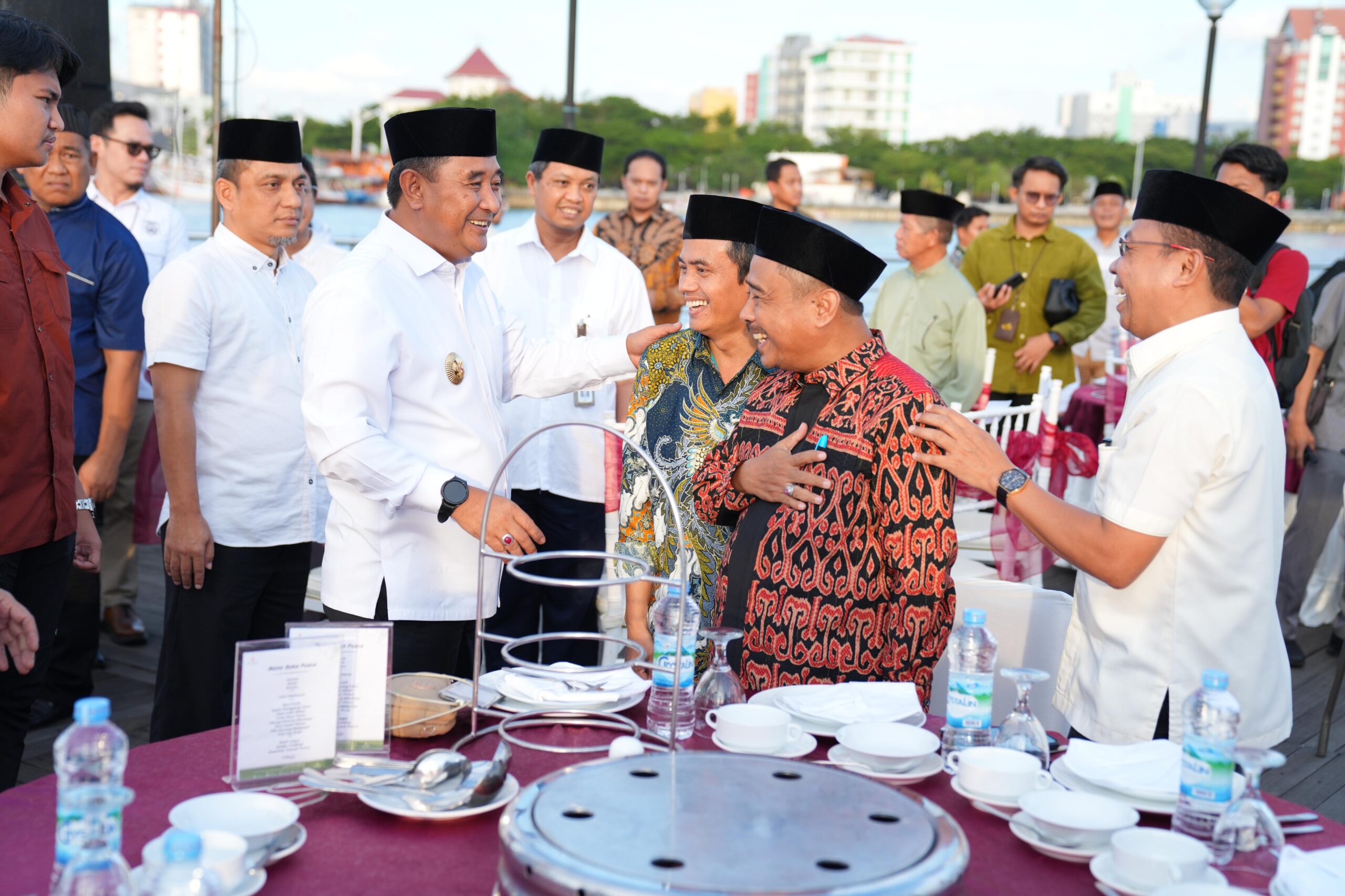 Buka Puasa Bersama di Lego-lego, Pj Gubernur Bahtiar Beri Penghargaan Sukses Pemilu Serentak Tahun 2024