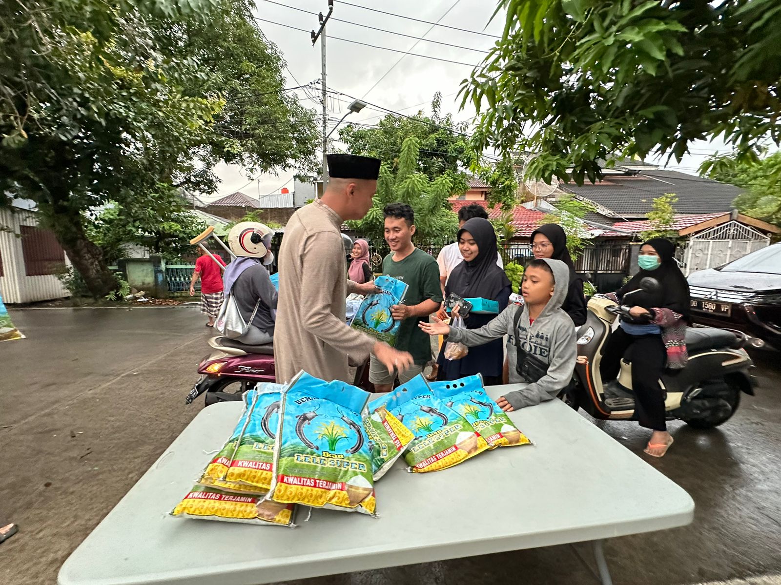 Jumat Berkah Ramadhan, Bos Benteng Kupa Group Berbagi Paket Beras dan Nasi Kotak
