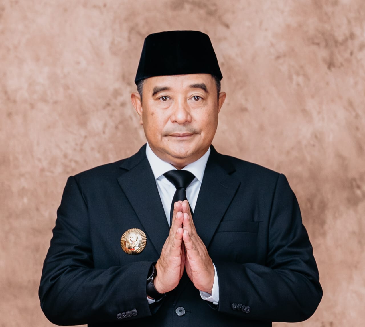 Pj Gubernur Bahtiar dan Keluarga Salat Id di Masjid Kubah 99 Asmaul Husna