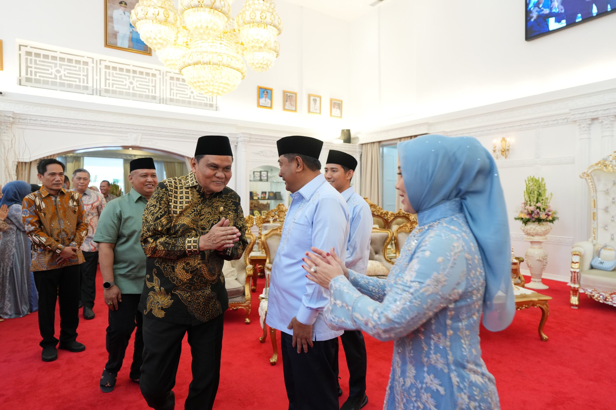 Open House Hari Kedua Lebaran, Pj Gubernur dan Ketua PKK Sulsel Terima Kunjungan Silaturahmi Bupati Wali Kota dan Jajaran