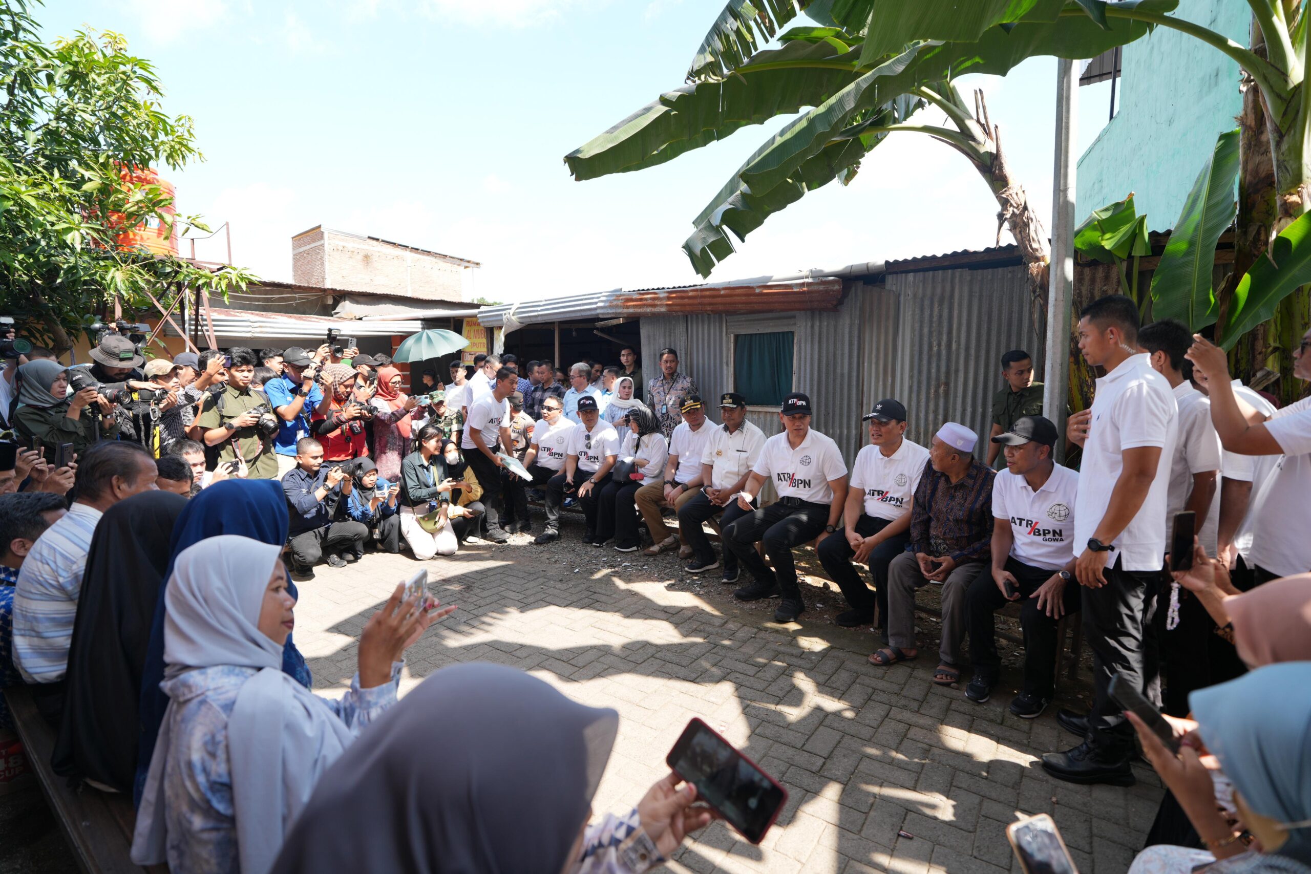 Pj Gubernur Bahtiar Baharuddin Dampingi Menteri AHY Serahkan 50 Sertipikat Hasil PTSL di Gowa