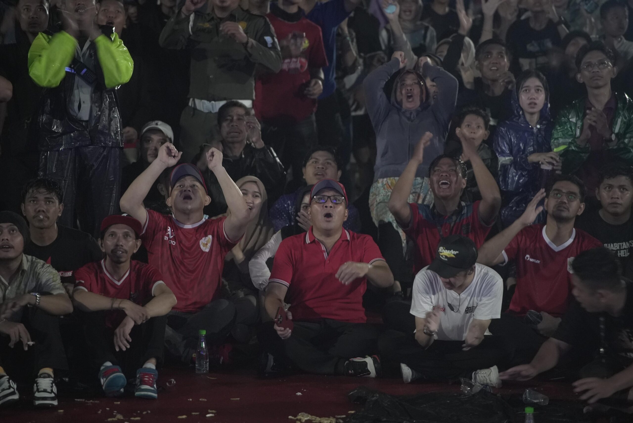 Danny Pomanto dan Masyarakat Bersatu Nobar Timnas di Bawah Guyuran Hujan