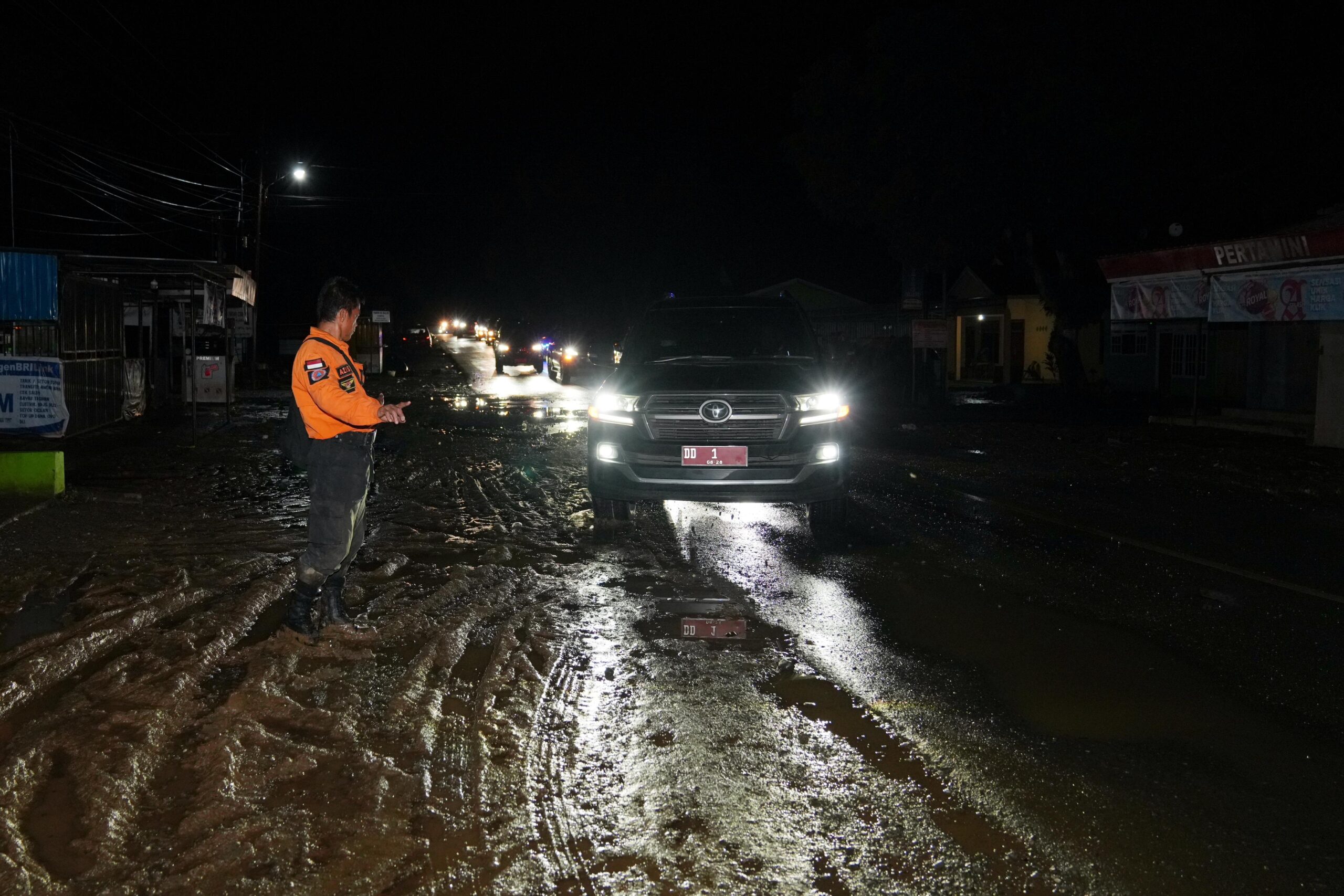 Pj Gubernur Sulsel Kunjungi Titik Banjir Terparah di Luwu