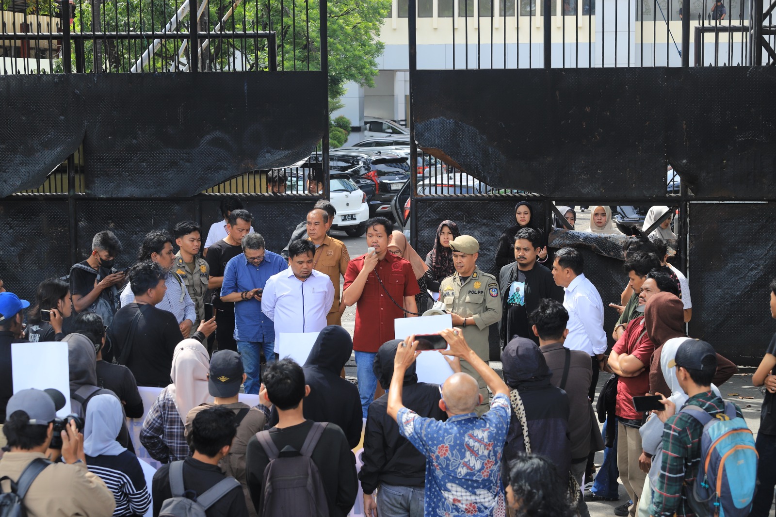Anggota DPRD Sulsel Terima Aksi Demo Buru Di Depan Kantor DPRD Sulsel