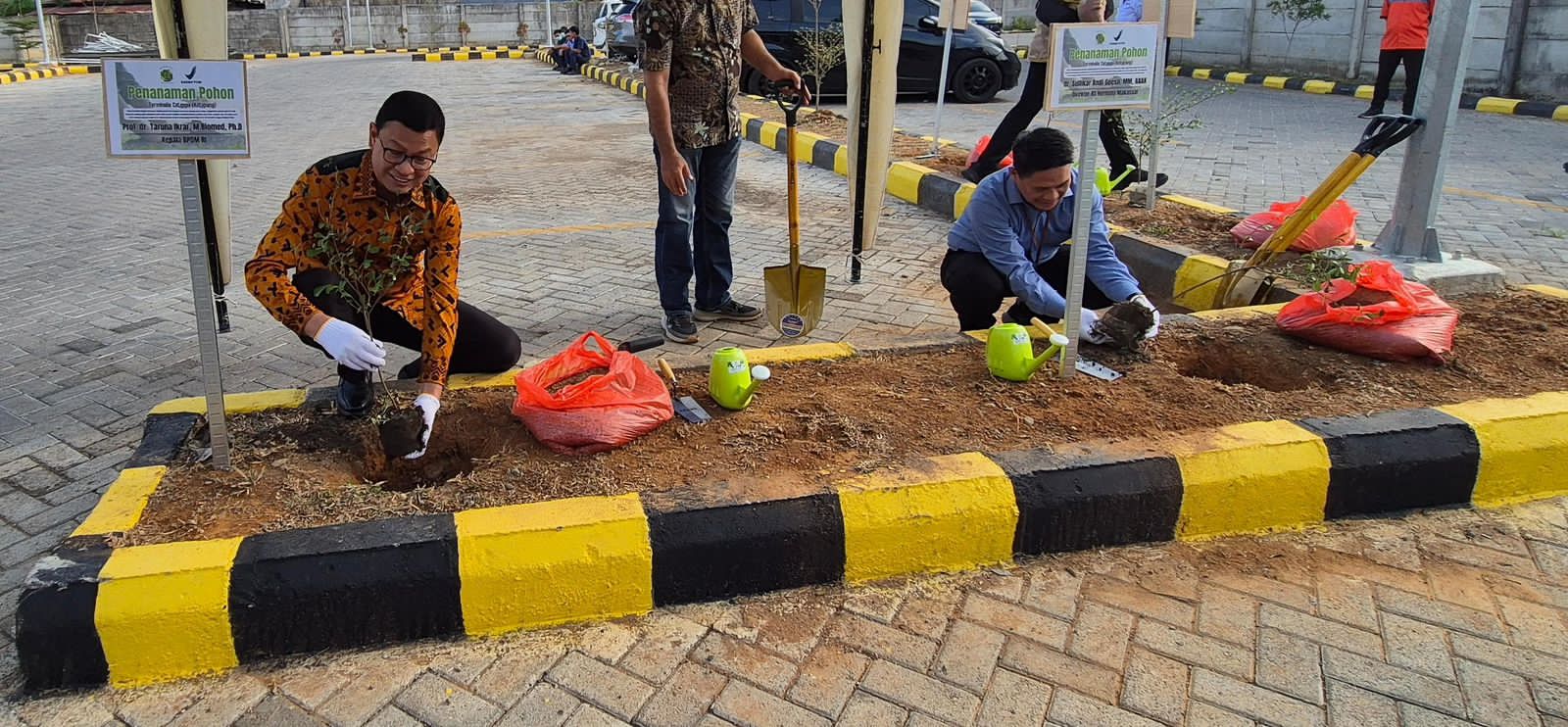 Taruna Ikrar Kepala BPOM RI Tanam Pohon dan Kunjungi Instalasi Farmasi Rumah Sakit Hermina Makassar ; oase kesehatan untuk negeri
