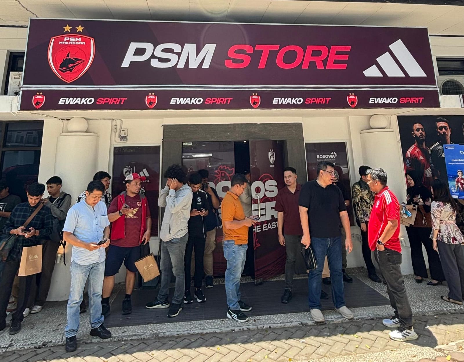 Launching Store Jersey PSM Makassar Resmi Dibuka, Suporter Ramai-Ramai Datang Beli