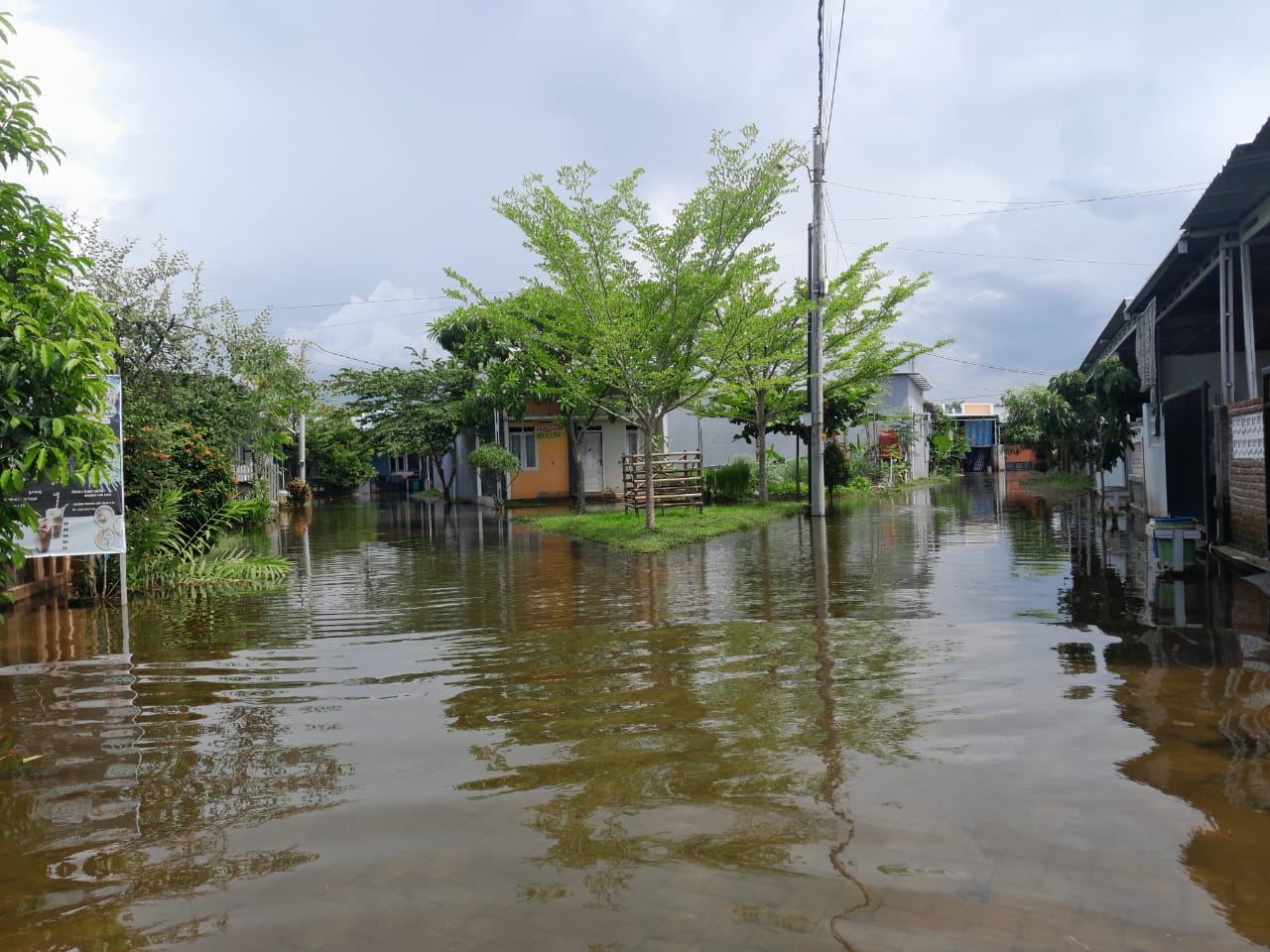 10 Hari Terendam Banjir, Warga Perumahan Findaria 1 Keluhkan Gatal Hingga Anak-Anak Sakit