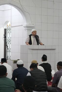 Wali Kota Munafri Awali Tarawih Perdana & Safari Ramadan Pemkot Makassar di Masjid Agung 45