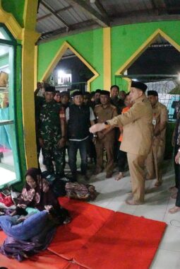 Wali Kota Munafri Tinjau Langsung Pengungsi di Blok 10 Antang, Tengah Malam