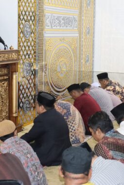 Bupati SAR Sampaikan Pesan Zakat dan Sedekah saat Tarawih di Pitu Riawa