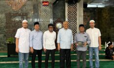 DPRD Sulsel Serahkan 61 Juta Infaq Buka Puasa di Masjid Almarkaz