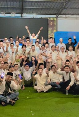 Pererat Silaturahmi, Alumni IKA SMAN 6 Makassar Angkatan 2002 Bagikan Paket Lebaran Ke Guru 