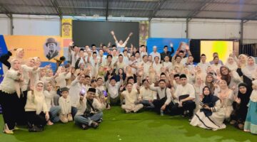 Pererat Silaturahmi, Alumni IKA SMAN 6 Makassar Angkatan 2002 Bagikan Paket Lebaran Ke Guru 