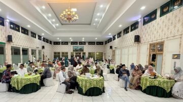 Semangat Basamo Bajaso,Basamo Basuo Bukber Alumni Farmasi Unand Himpun Puluhan Juta Rupiah untuk Korban Banjir Padang