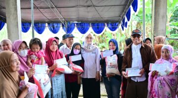 Disaksikan Ketua IKA Unhas Andi Rachmatika Dewi, Pengurus IKA Salurkan Bansos Terdampak Banjir di Barombong