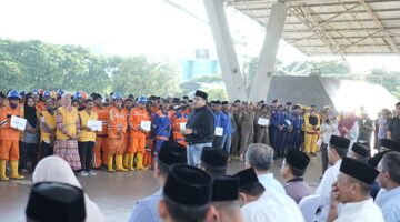 Bentuk Penghargaan, Munafri-Aliyah Serahkan 7.100 Paket Lebaran untuk Satgas Kebersihan Makassar