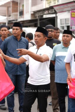 Sisi Humanis Bupati Sidrap, Berbagi Takjil Bersama Teman Sekolah