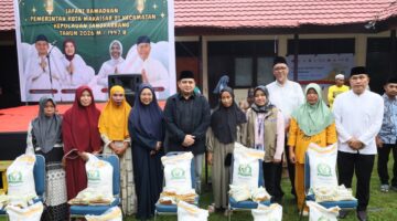 Wali Kota Makassar- Ketua TP PKK Bareng SKPD Tutup Safari Ramadan di Kecamatan Kepulauan Sangkarrang