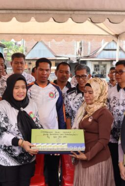 Wakil Bupati Sidrap Serahkan Santunan Rp150 Juta untuk Guru Korban Kebakaran