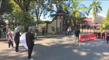 Massa Demo Di Mapolda Sulslel Desak Kepolisian Usut Tuntas DAK 2017-2018 di Pare-Pare Masa Pemerintahan TP 