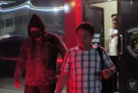 Usai Diperiksa, Kadis Perkimtan Langsung Pulang, Terlihat menggunakan masker dan Jaket Hitam Keluar Dari Satreskrim   Polres Gowa