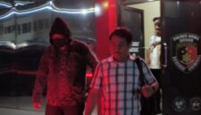 Usai Diperiksa, Kadis Perkimtan Langsung Pulang, Terlihat menggunakan masker dan Jaket Hitam Keluar Dari Satreskrim   Polres Gowa