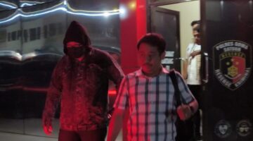 Usai Diperiksa, Kadis Perkimtan Langsung Pulang, Terlihat menggunakan masker dan Jaket Hitam Keluar Dari Satreskrim   Polres Gowa
