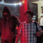 Usai Diperiksa, Kadis Perkimtan Langsung Pulang, Terlihat menggunakan masker dan Jaket Hitam Keluar Dari Satreskrim   Polres Gowa