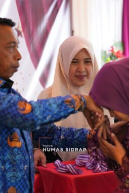 Salami Siswa Satu per Satu, Bupati Syaharuddin Larut dalam Keharuan Perpisahan SMPN 1 Watang Pulu