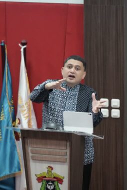 Kuliah Umum di FH Unhas, Appi Cerita Perjuangan dari Penyiar Radio hingga Wali Kota Makassar