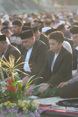 Munafri-Aliyah Kompak Salat Idul Adha Bersama Ribuan Warga di Karebosi, Serukan Perkuat Kepedulian Sosial