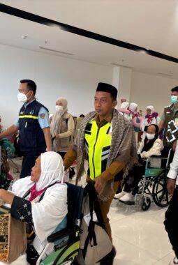 Dikira Petugas Bandara, Bupati Sidrap Syaharuddin Alrif Bikin Heboh Sambut Jemaah Haji di Tangga Pesawat!