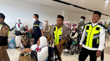 Dikira Petugas Bandara, Bupati Sidrap Syaharuddin Alrif Bikin Heboh Sambut Jemaah Haji di Tangga Pesawat!