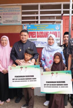 Kunjungi Warga di Kecamatan Pulau Sangkarang, Munafri Salurkan Bantuan Beasiswa Rp2,1 Miliar