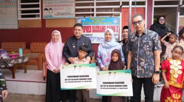 Kunjungi Warga di Kecamatan Pulau Sangkarang, Munafri Salurkan Bantuan Beasiswa Rp2,1 Miliar