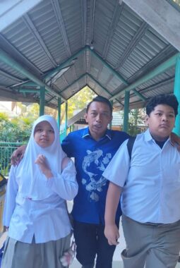 Hari Pertama Masuk Sekolah, Bupati Syahar Antar Langsung Putra dan Putrinya